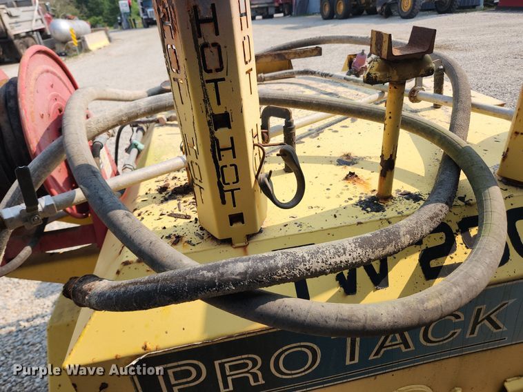 image for item LX9657 2005 Bomag Pro Tack TW250  melter applicator