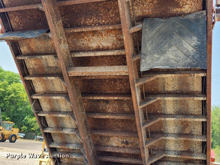 image for item LX9659 2004 Freightliner Business Class M2  dump truck