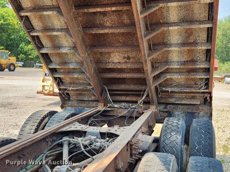 image for item LX9659 2004 Freightliner Business Class M2  dump truck