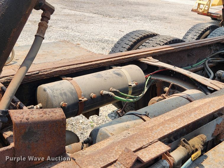 image for item LX9659 2004 Freightliner Business Class M2  dump truck