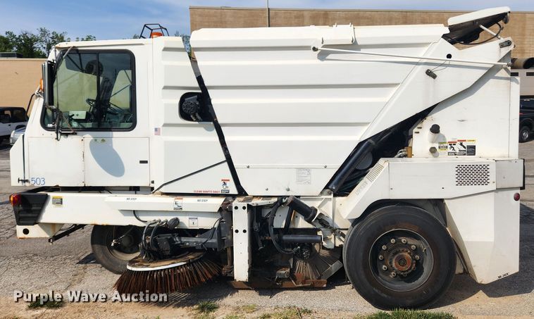 image for item LX9687 2014 Global M3  street sweeper truck