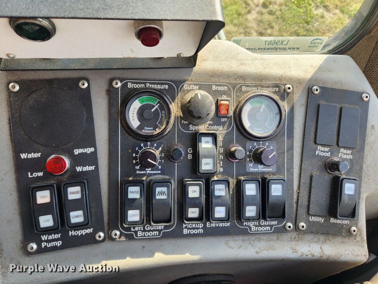 image for item LX9687 2014 Global M3  street sweeper truck