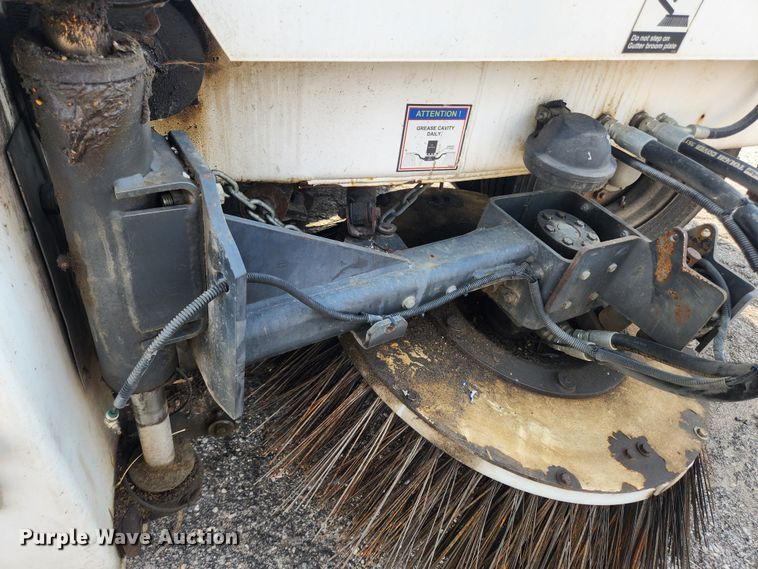 image for item LX9687 2014 Global M3  street sweeper truck