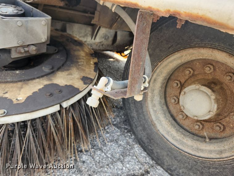 image for item LX9687 2014 Global M3  street sweeper truck