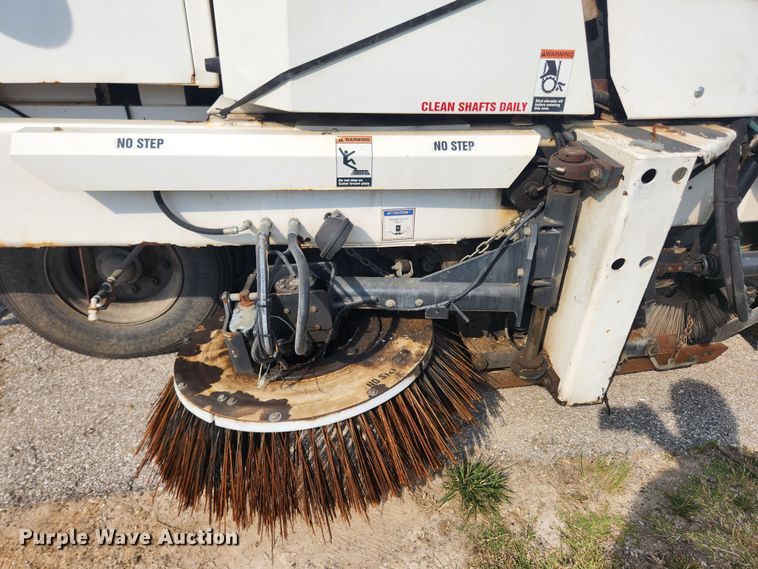 image for item LX9687 2014 Global M3  street sweeper truck