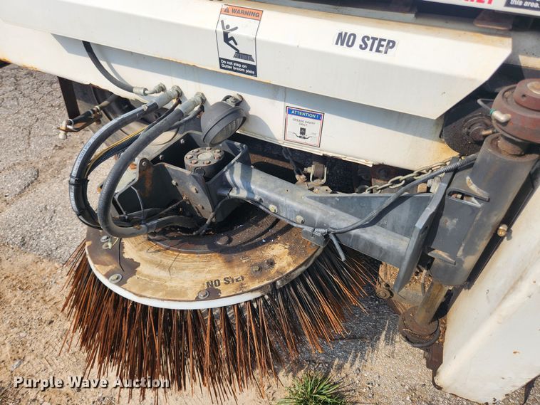 image for item LX9687 2014 Global M3  street sweeper truck