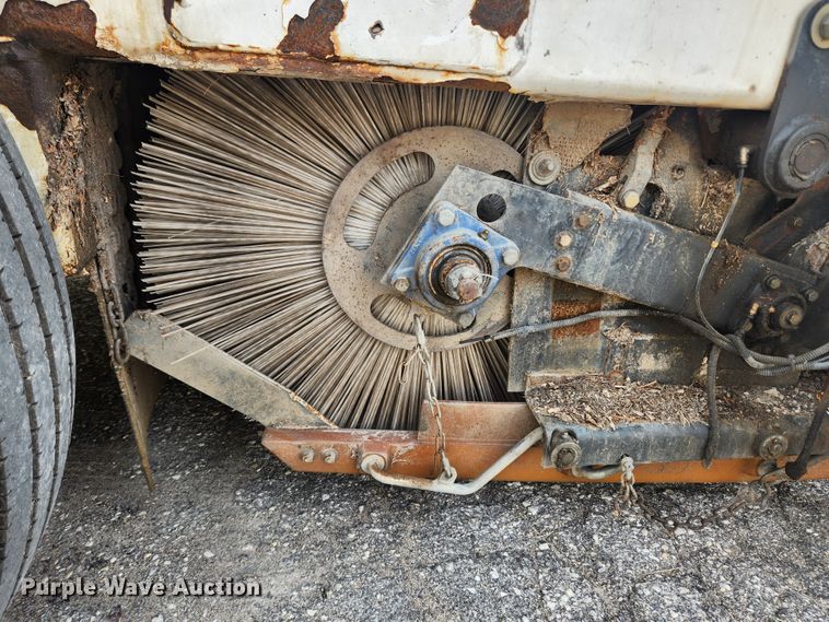 image for item LX9687 2014 Global M3  street sweeper truck