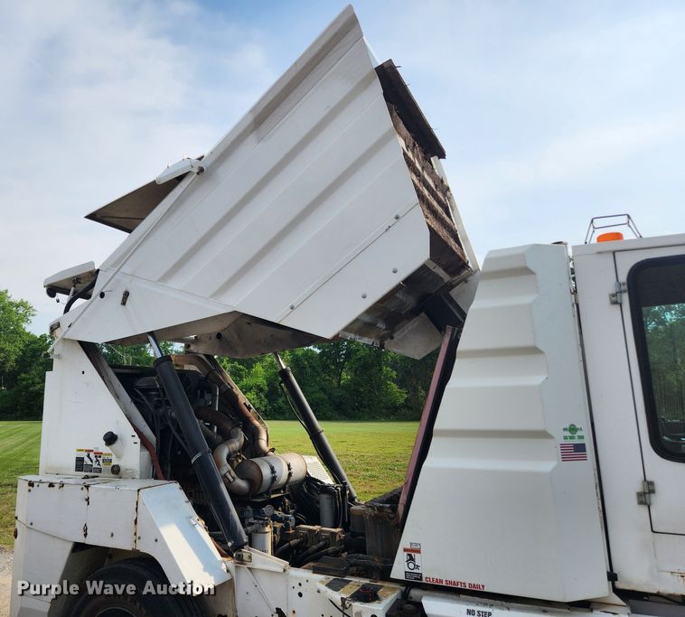 image for item LX9687 2014 Global M3  street sweeper truck