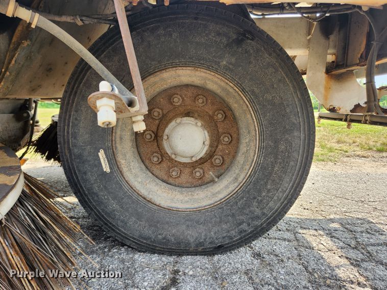 image for item LX9687 2014 Global M3  street sweeper truck