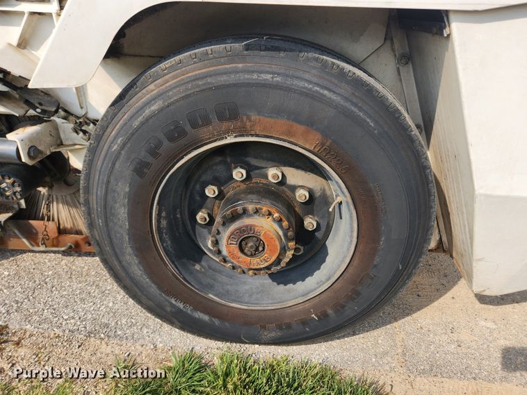 image for item LX9687 2014 Global M3  street sweeper truck