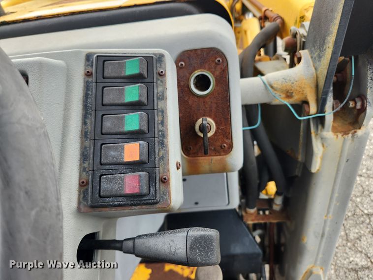 image for item LX9691 1996 Massey Ferguson 640  landscape tractor