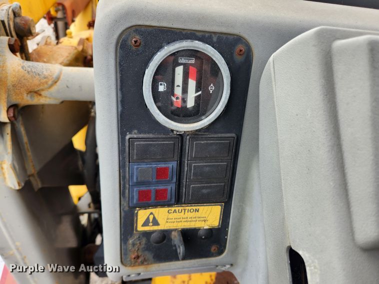 image for item LX9691 1996 Massey Ferguson 640  landscape tractor