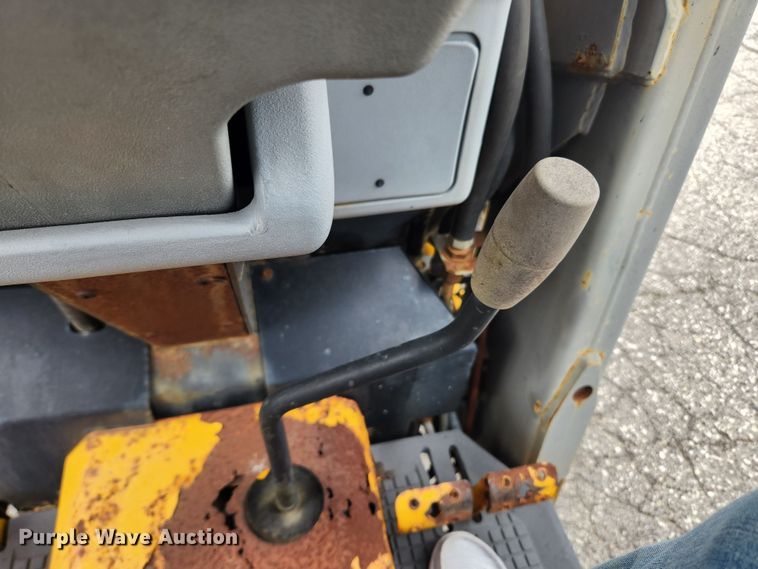 image for item LX9691 1996 Massey Ferguson 640  landscape tractor