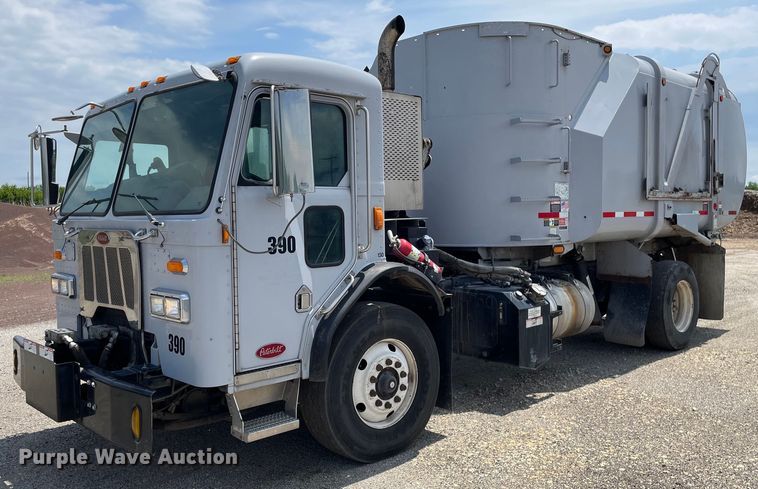 image for item LY9653 2013 Peterbilt 320  refuse truck