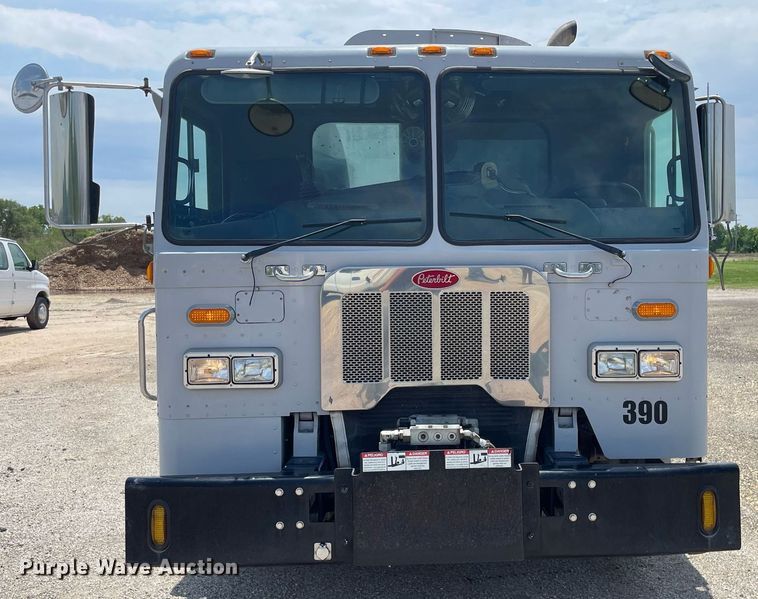 image for item LY9653 2013 Peterbilt 320  refuse truck