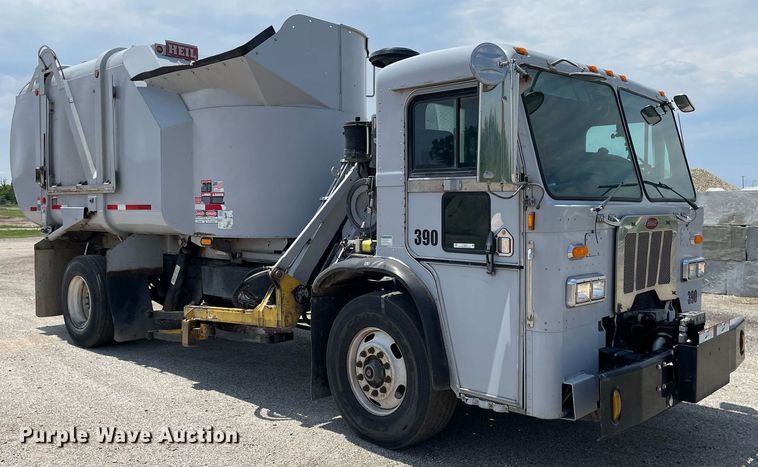 image for item LY9653 2013 Peterbilt 320  refuse truck