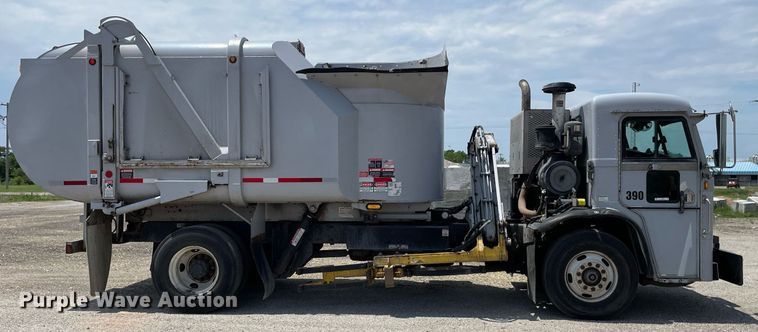 image for item LY9653 2013 Peterbilt 320  refuse truck