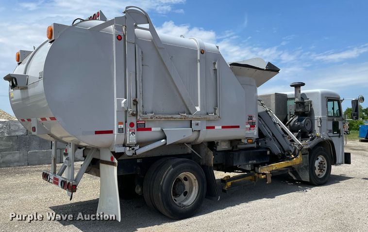image for item LY9653 2013 Peterbilt 320  refuse truck