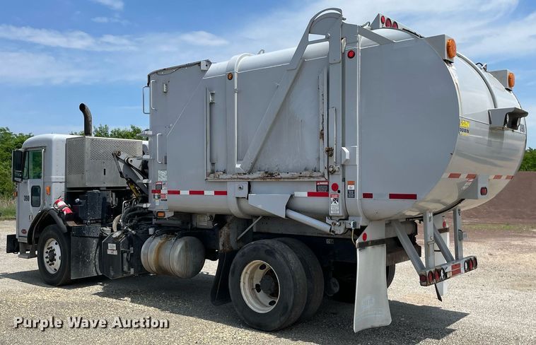 image for item LY9653 2013 Peterbilt 320  refuse truck