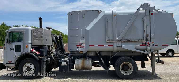 image for item LY9653 2013 Peterbilt 320  refuse truck