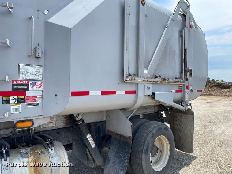 image for item LY9653 2013 Peterbilt 320  refuse truck