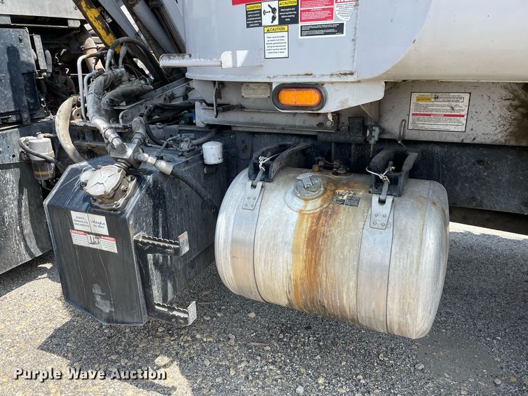 image for item LY9653 2013 Peterbilt 320  refuse truck