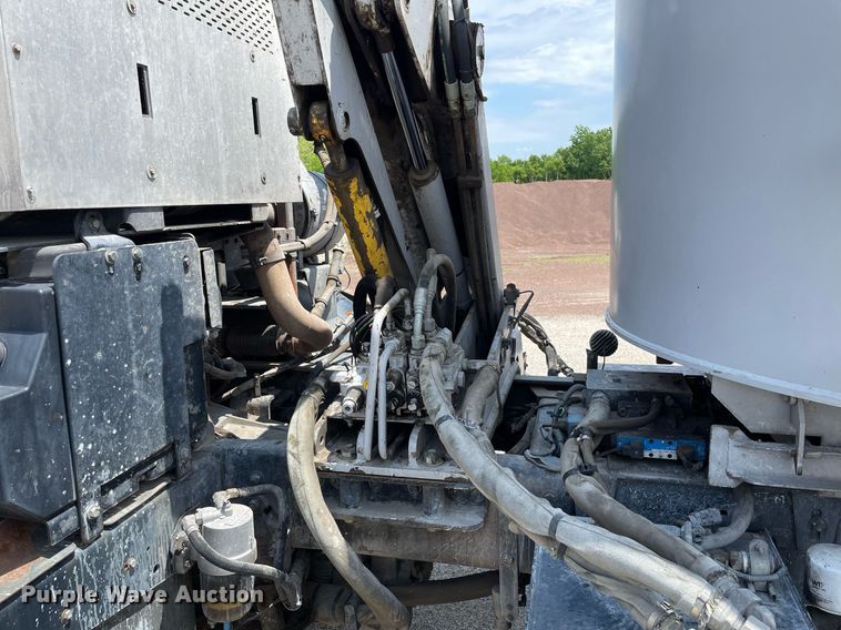 image for item LY9653 2013 Peterbilt 320  refuse truck