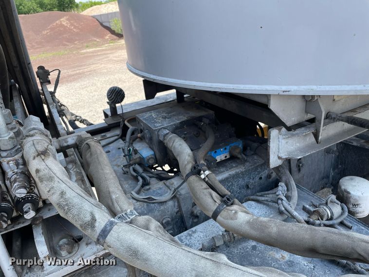 image for item LY9653 2013 Peterbilt 320  refuse truck