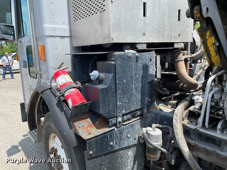 image for item LY9653 2013 Peterbilt 320  refuse truck