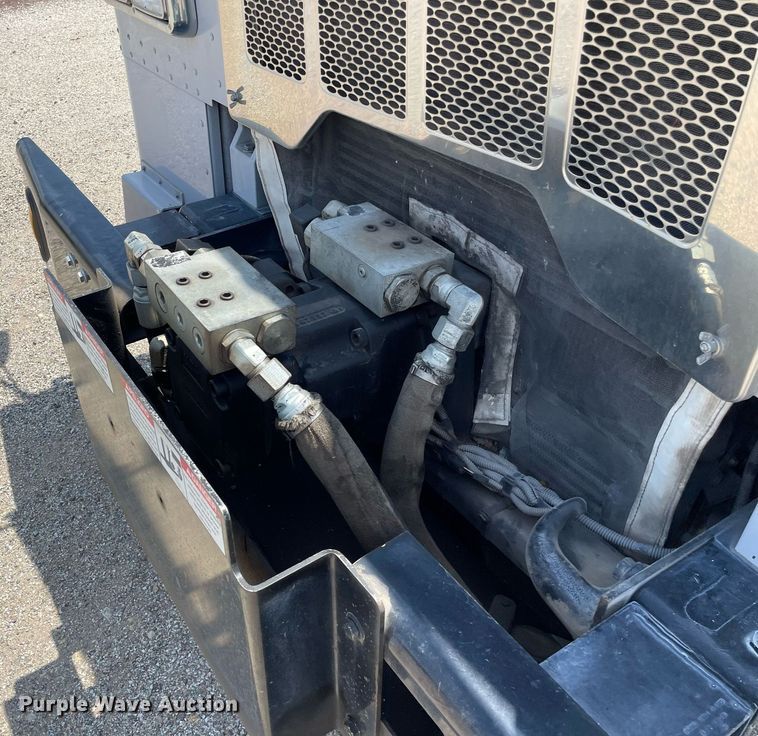 image for item LY9653 2013 Peterbilt 320  refuse truck