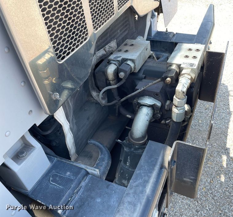 image for item LY9653 2013 Peterbilt 320  refuse truck