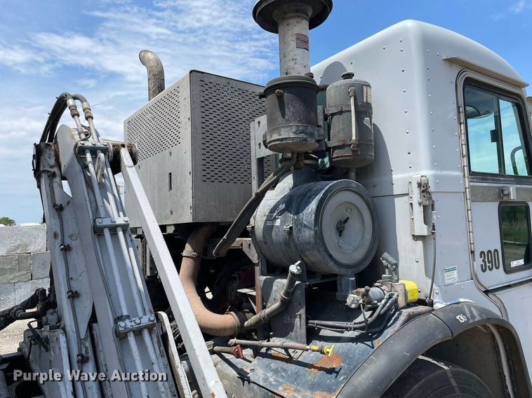 image for item LY9653 2013 Peterbilt 320  refuse truck