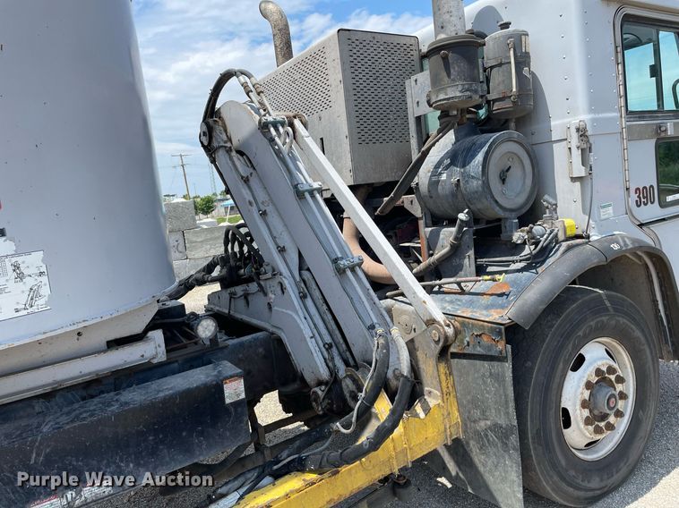 image for item LY9653 2013 Peterbilt 320  refuse truck