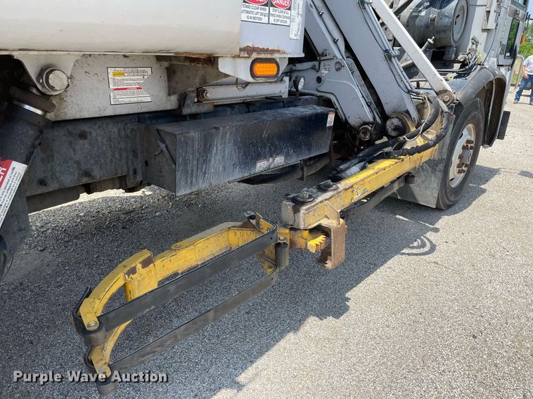 image for item LY9653 2013 Peterbilt 320  refuse truck