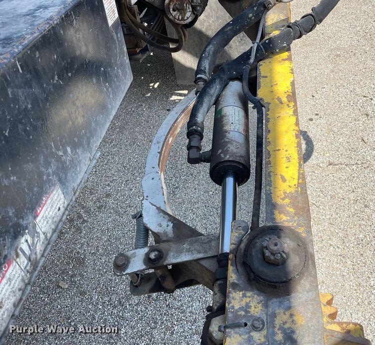 image for item LY9653 2013 Peterbilt 320  refuse truck