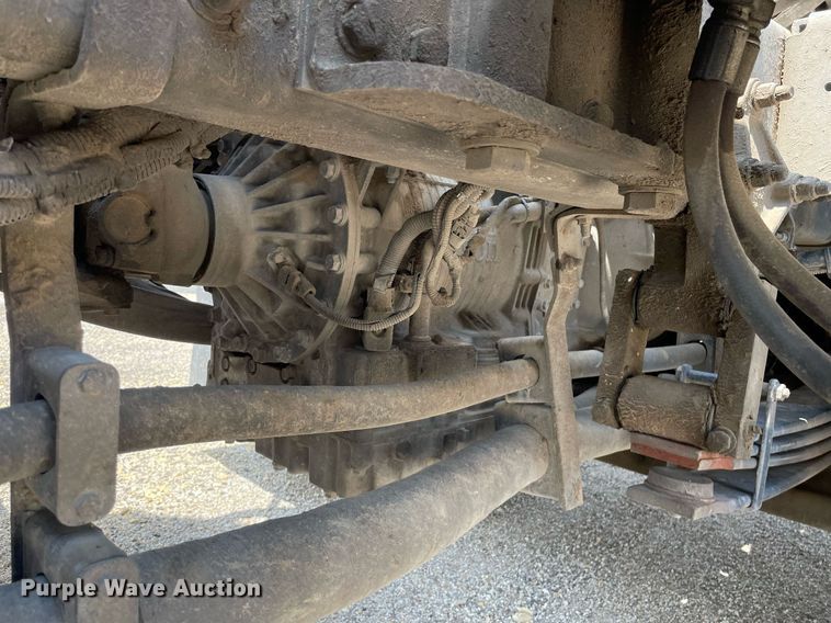 image for item LY9653 2013 Peterbilt 320  refuse truck