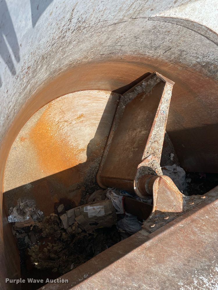 image for item LY9653 2013 Peterbilt 320  refuse truck