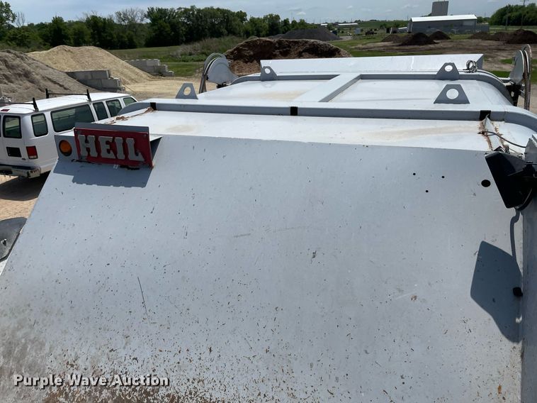 image for item LY9653 2013 Peterbilt 320  refuse truck