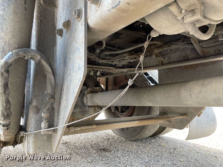 image for item LY9653 2013 Peterbilt 320  refuse truck