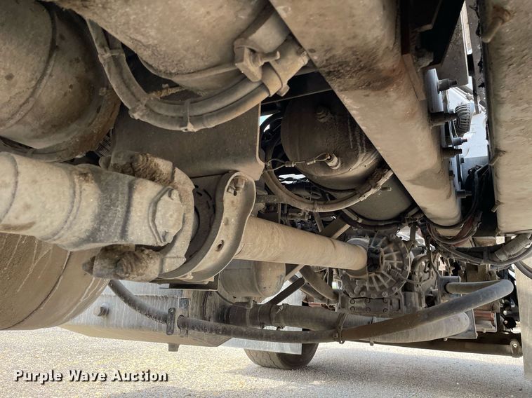 image for item LY9653 2013 Peterbilt 320  refuse truck