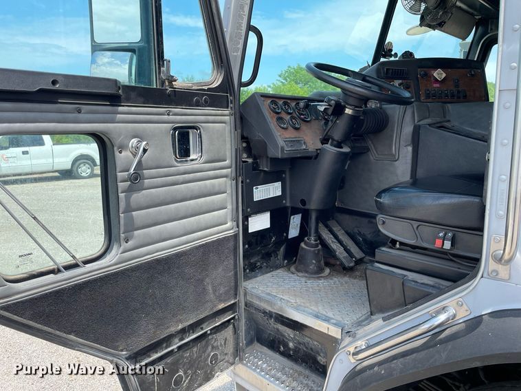 image for item LY9653 2013 Peterbilt 320  refuse truck