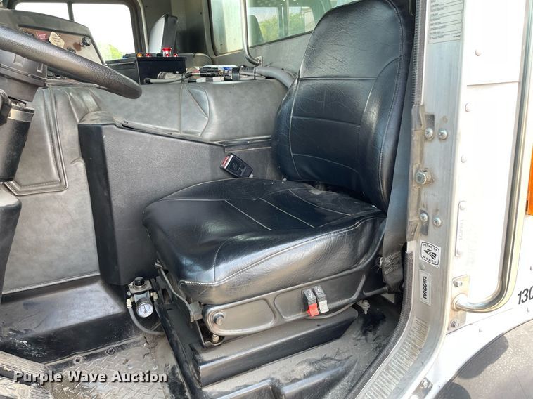 image for item LY9653 2013 Peterbilt 320  refuse truck