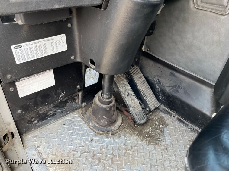 image for item LY9653 2013 Peterbilt 320  refuse truck