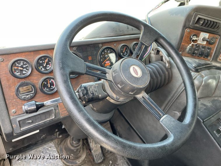 image for item LY9653 2013 Peterbilt 320  refuse truck