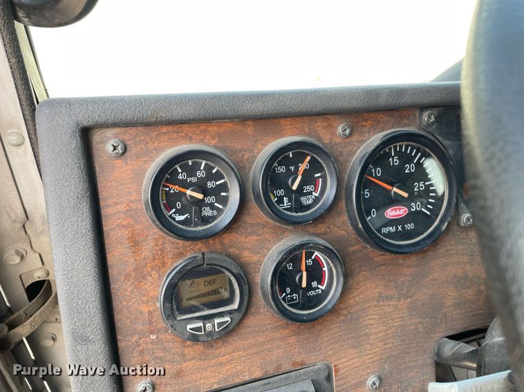 image for item LY9653 2013 Peterbilt 320  refuse truck