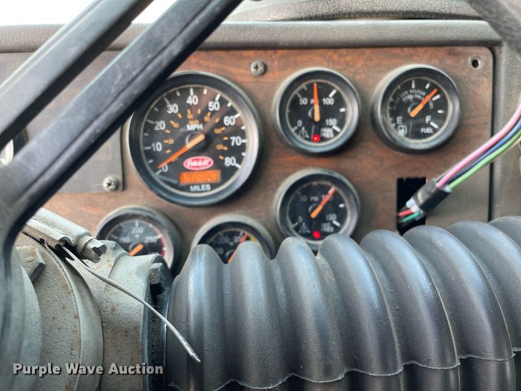 image for item LY9653 2013 Peterbilt 320  refuse truck