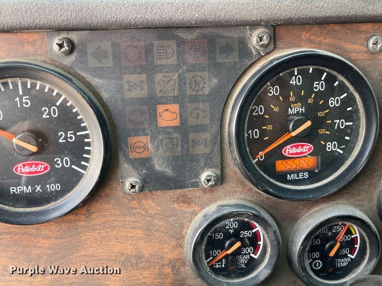 image for item LY9653 2013 Peterbilt 320  refuse truck