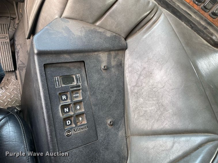 image for item LY9653 2013 Peterbilt 320  refuse truck