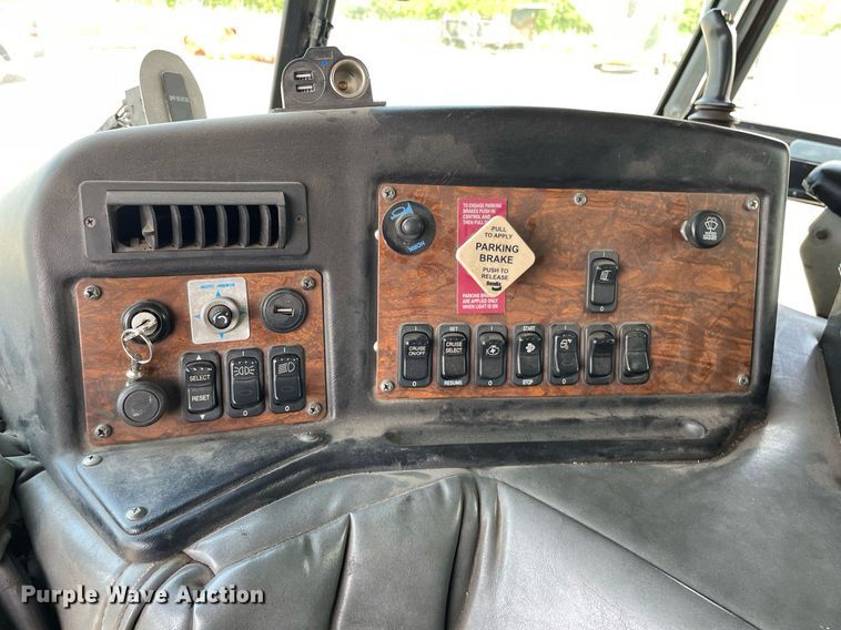 image for item LY9653 2013 Peterbilt 320  refuse truck