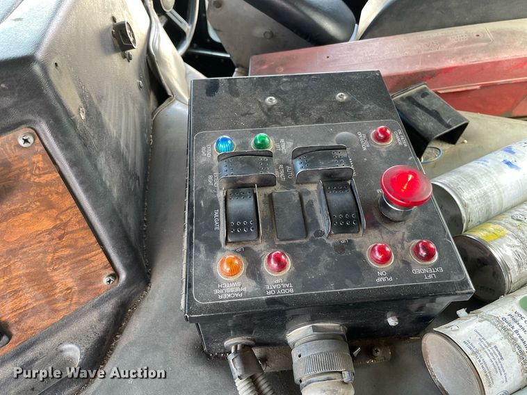 image for item LY9653 2013 Peterbilt 320  refuse truck